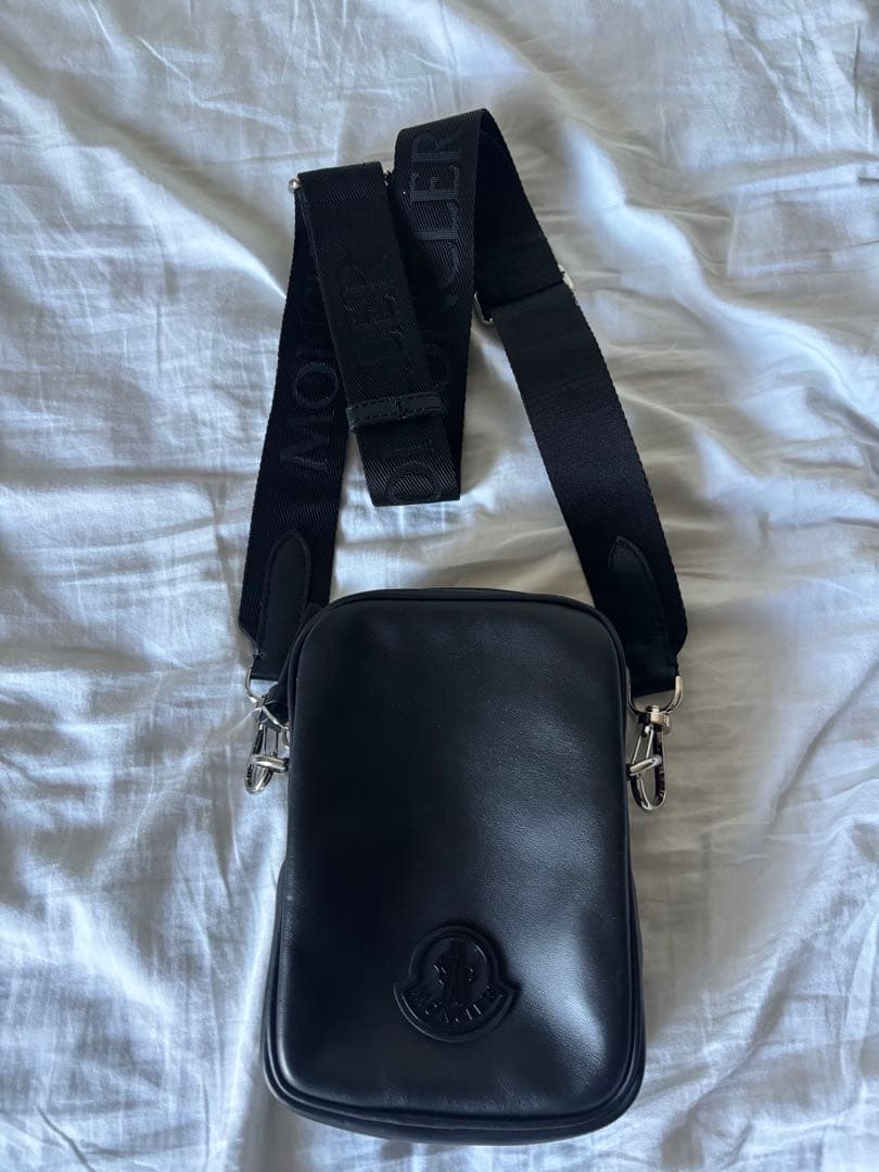 モンクレール レザーショルダーバッグ 肩掛　黒 本革 美品　moncler