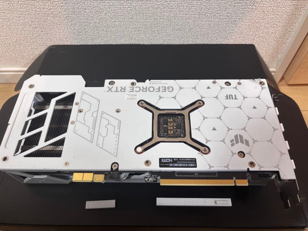 ASUS TUF GeForce RTX 4070 Ti SUPER BTF 白