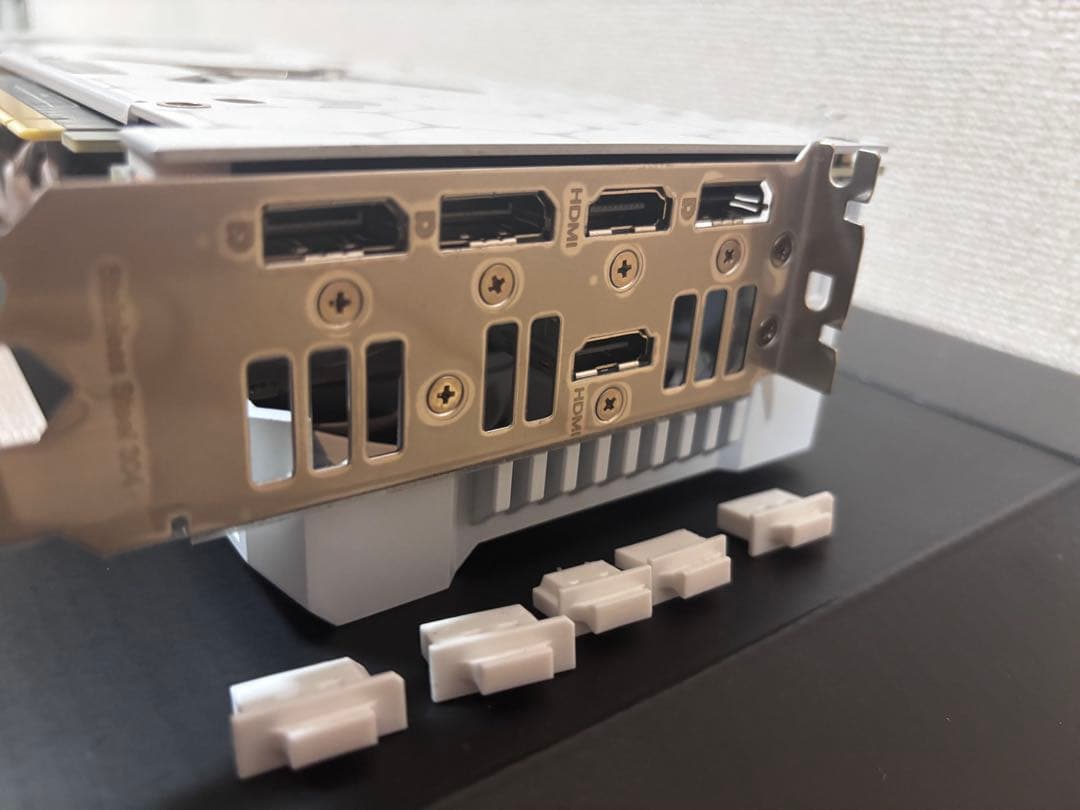 ASUS TUF GeForce RTX 4070 Ti SUPER BTF 白