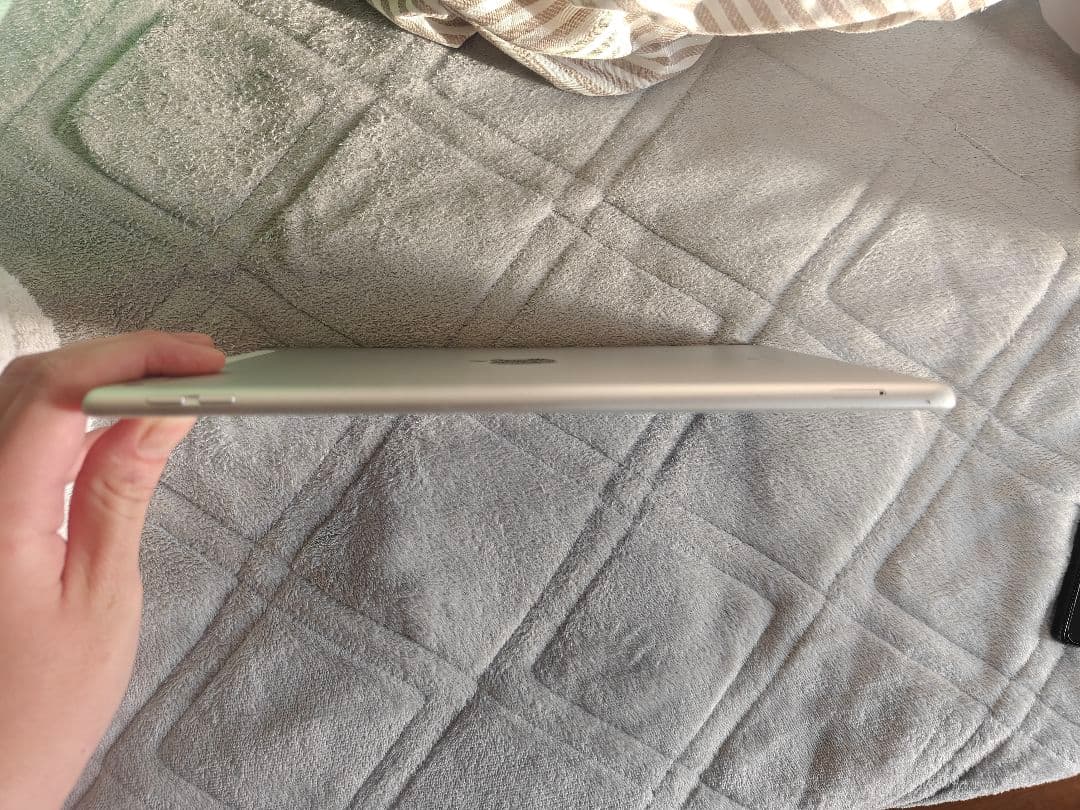 APPLE IPad 第8世代　Wi-Fi + Cellular