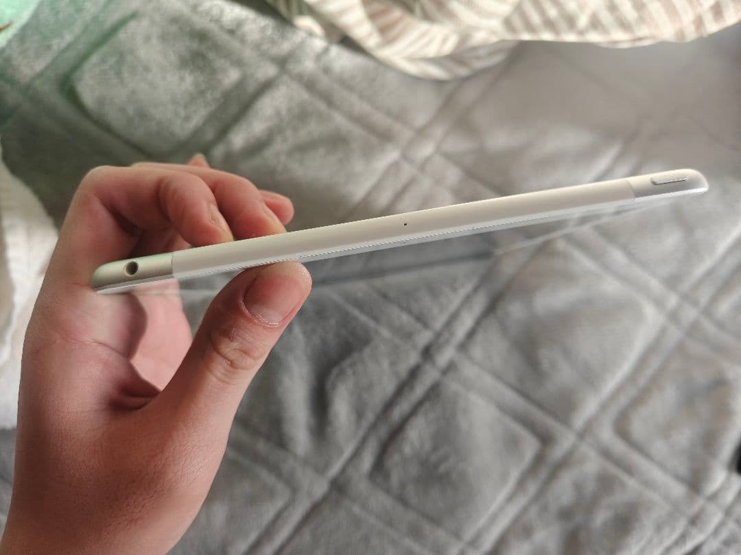 APPLE IPad 第8世代　Wi-Fi + Cellular