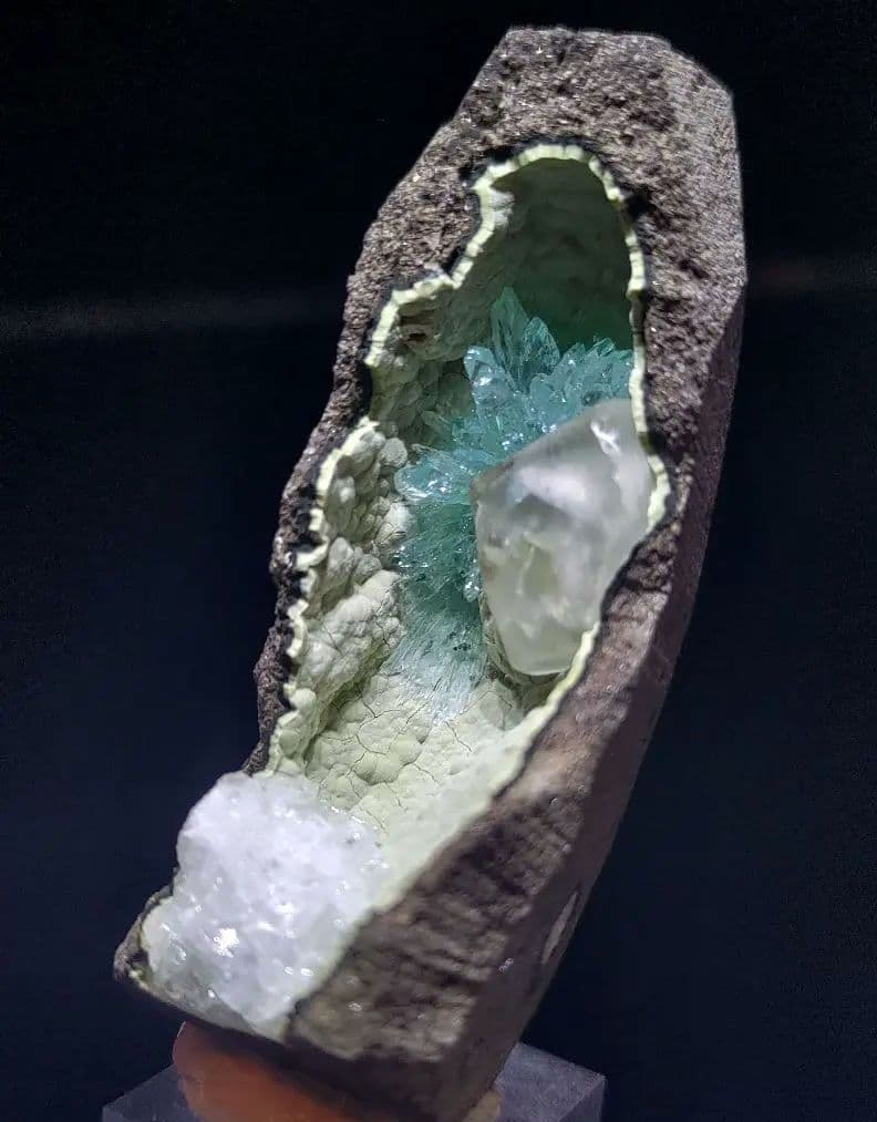 アポフィライト 魚眼石 鉱石 鉱物 ミネラル 標本 原石 母岩付き