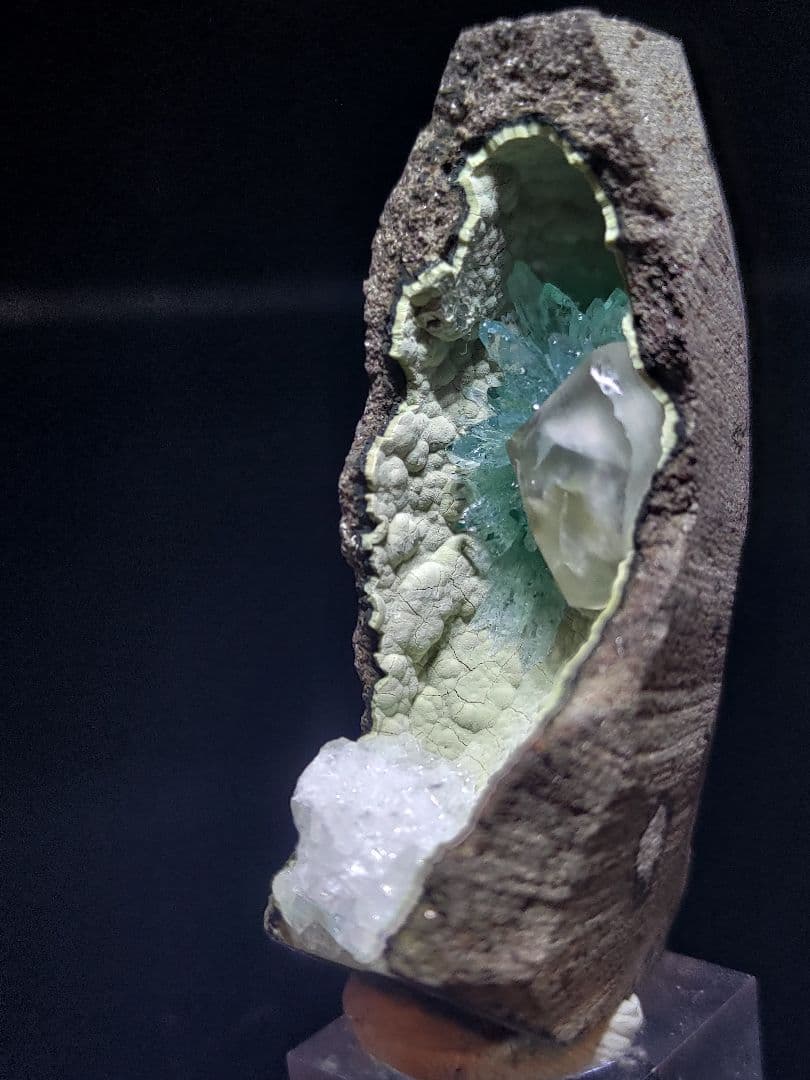 アポフィライト 魚眼石 鉱石 鉱物 ミネラル 標本 原石 母岩付き