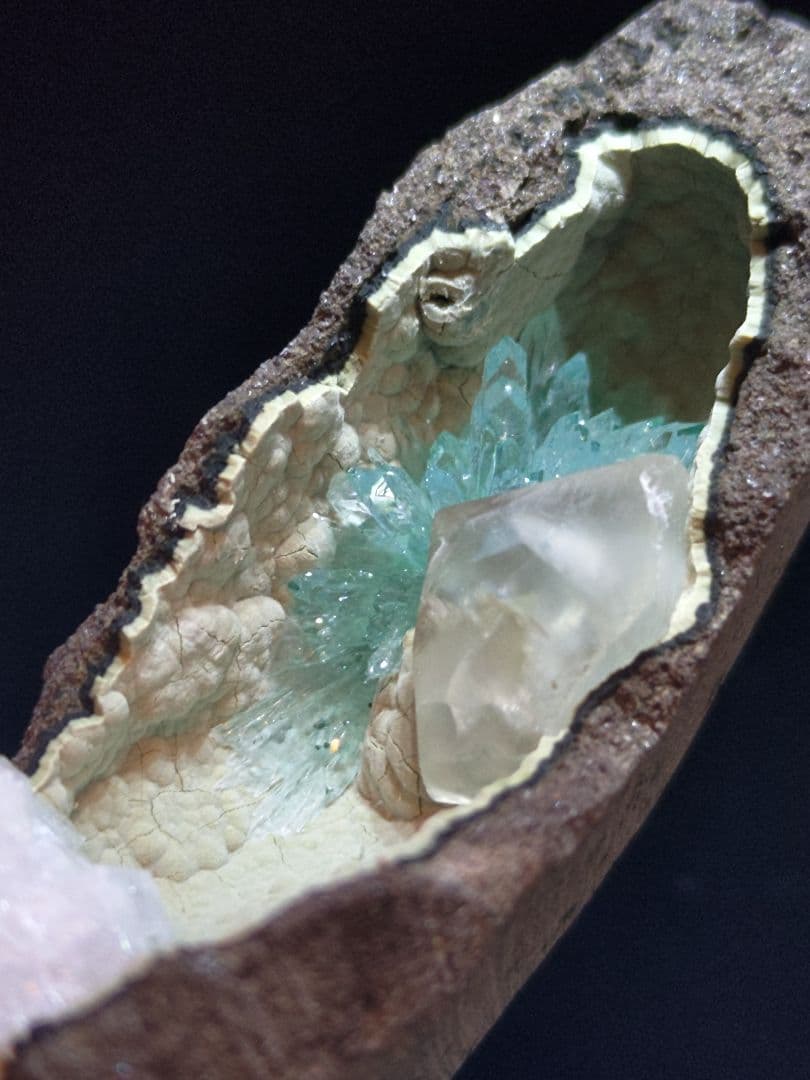 アポフィライト 魚眼石 鉱石 鉱物 ミネラル 標本 原石 母岩付き