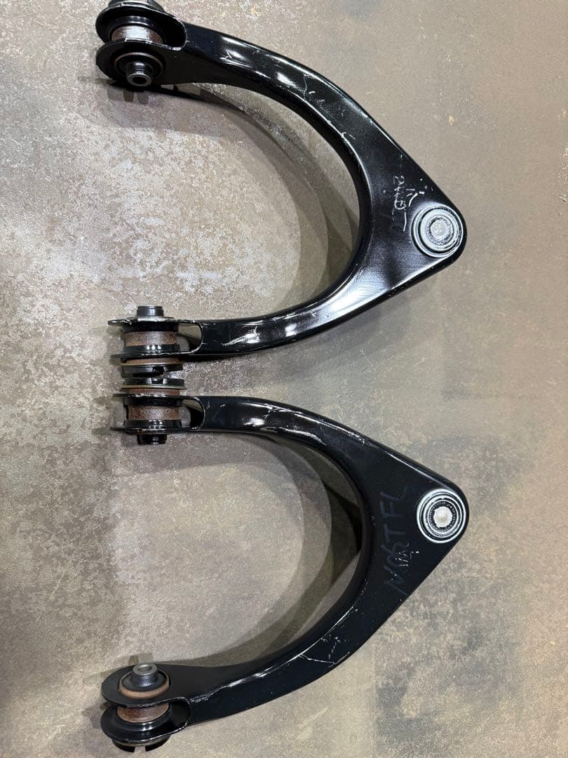 クラウンフロントアッパーアーム　左右