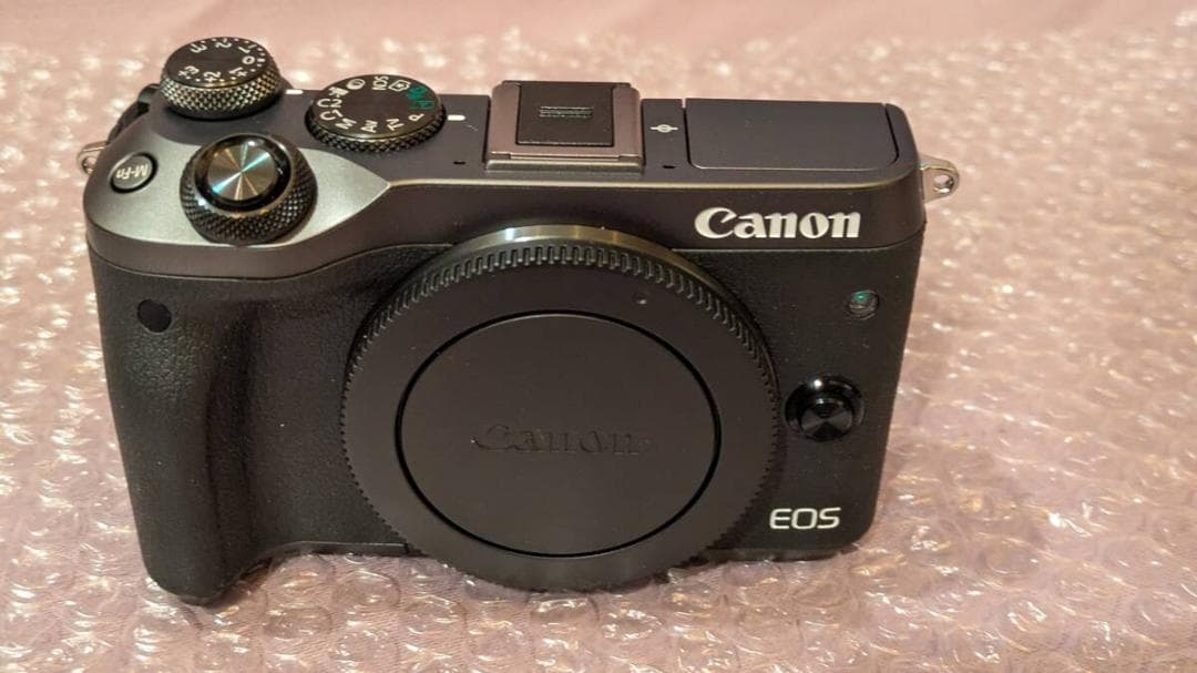 未使用　Canon EOS M6 ダブルズームレンズキット キャノン