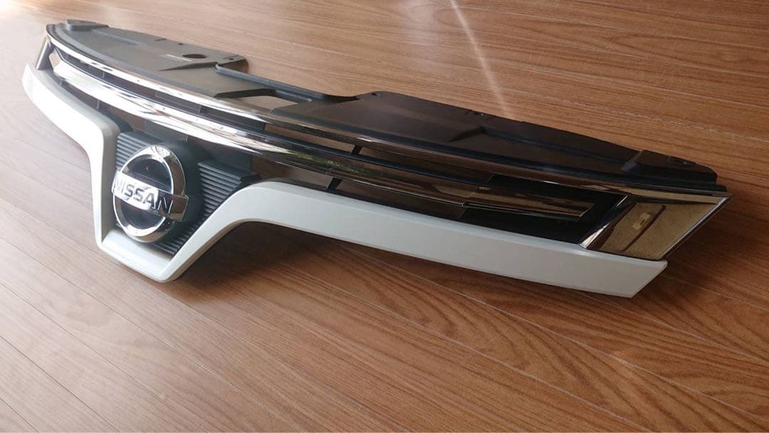 日産 エルグランド Ｅ52 フロント純正 アッパーグリル カラーQAB 送料込