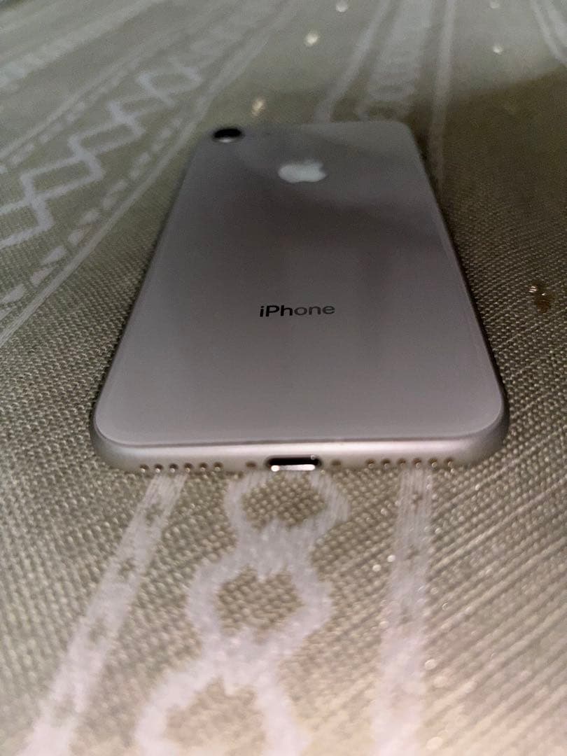 美品 ホワイト iPhone 8 動作OK