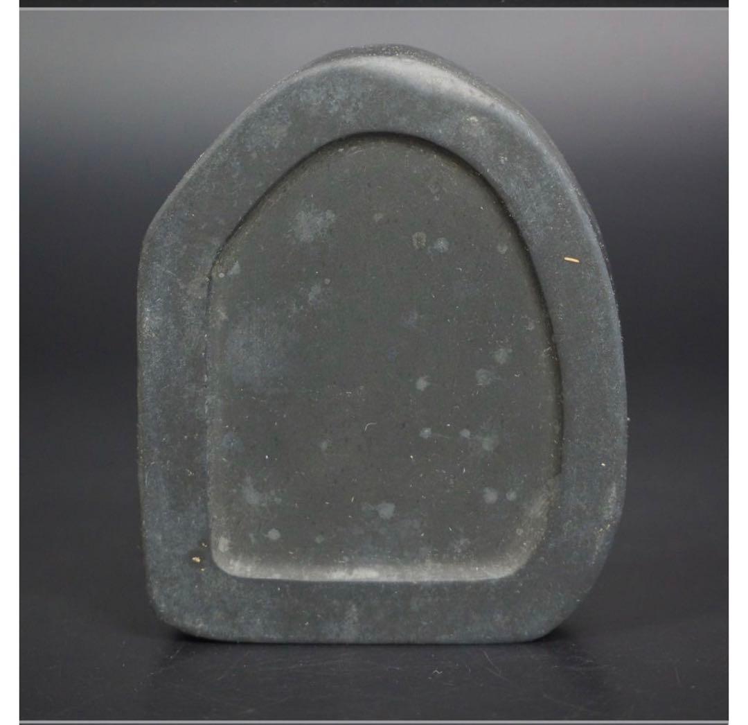 送料無料　中国古硯 　小振り『池中蝸牛』彫刻歙硯 　7.4×6ｃｍ　中国古玩