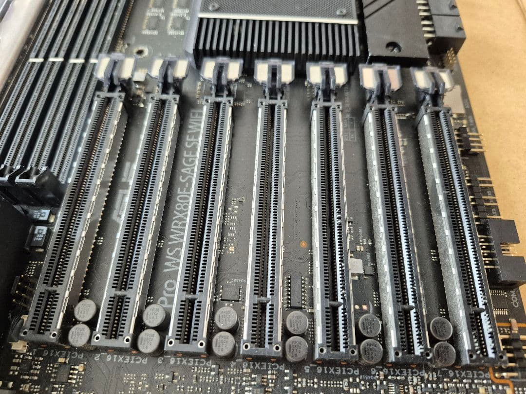 Pro WS WRX80E-SAGE SE WIFI 本体