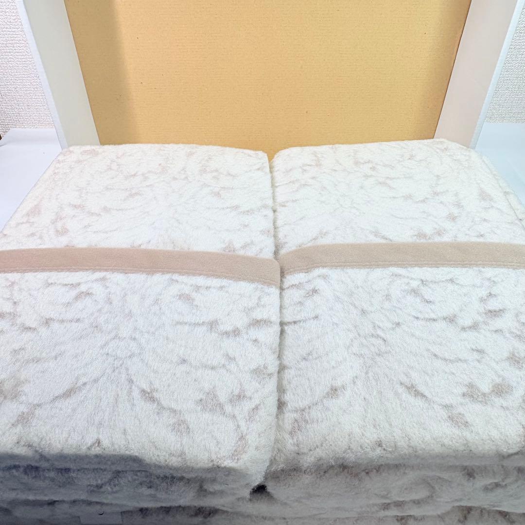 バレンティノ　シルク100%（羽毛部分）高級毛布　140×200cm