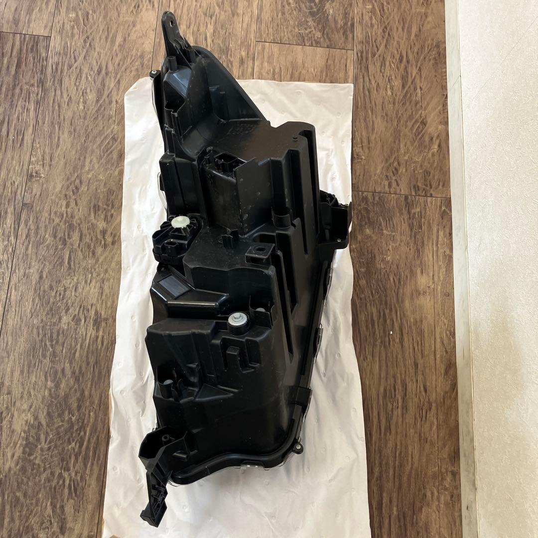 AA20トヨタ ライズ 純正 LED ヘッドライト 右8110-B1710