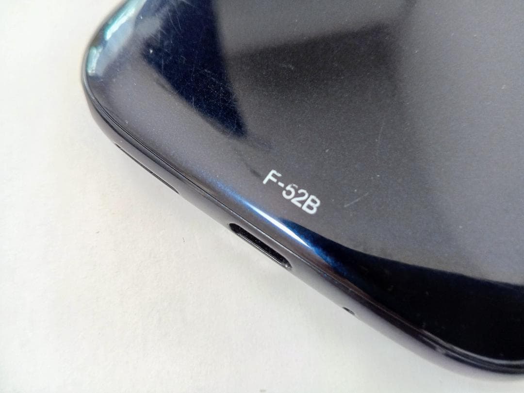 ☆ docomo らくらくスマートフォン F-52B ネイビー