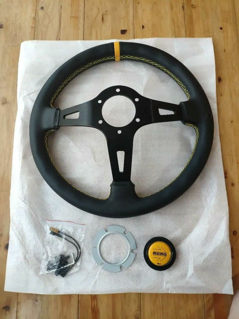 新品未使用・MOMO スタイル イエローステアリング Not Authentic