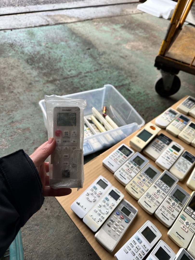 エアコンのリモコン、各種90個です