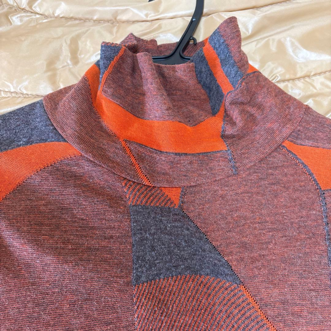 【新品未使用】✨エイココンドウ✨黒とグレー混合地にオレンジやの柄のトップス❣️