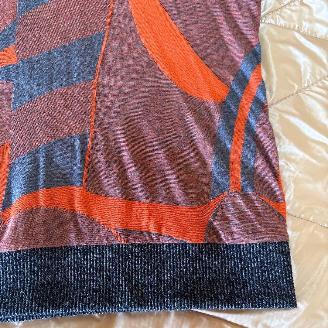 【新品未使用】✨エイココンドウ✨黒とグレー混合地にオレンジやの柄のトップス❣️