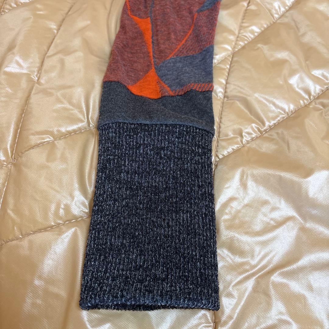 【新品未使用】✨エイココンドウ✨黒とグレー混合地にオレンジやの柄のトップス❣️