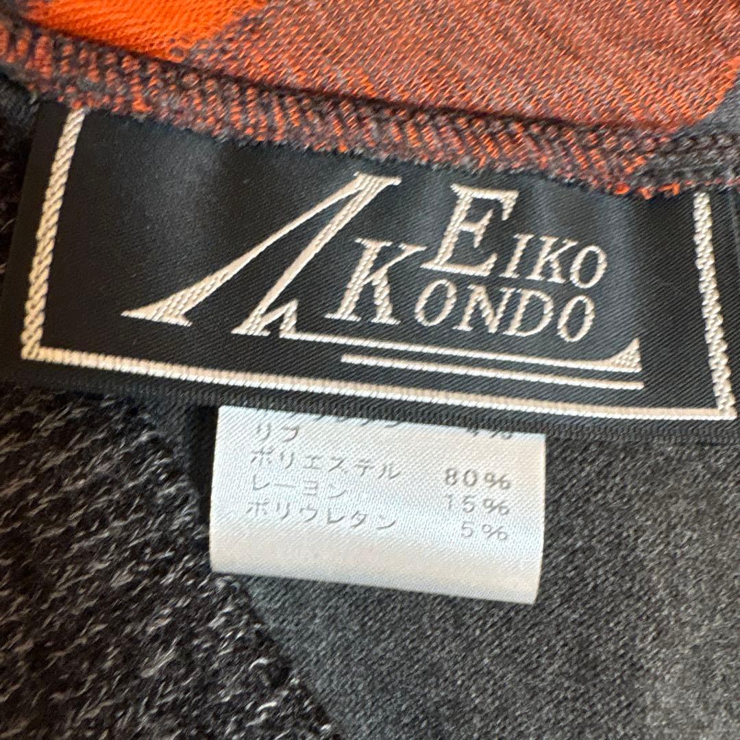 【新品未使用】✨エイココンドウ✨黒とグレー混合地にオレンジやの柄のトップス❣️