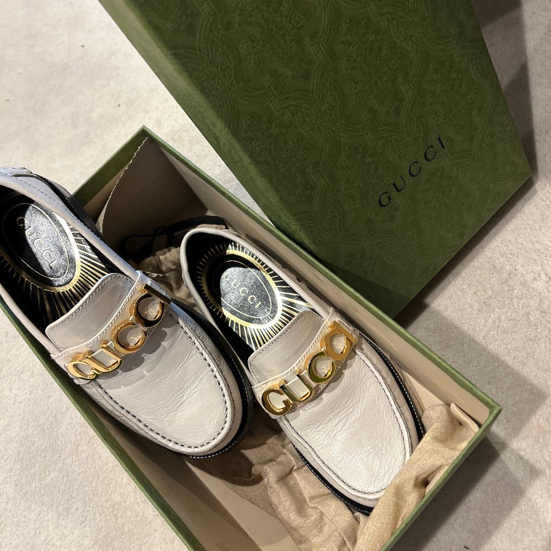 GUCCI ホワイト ローファー ゴールドロゴ