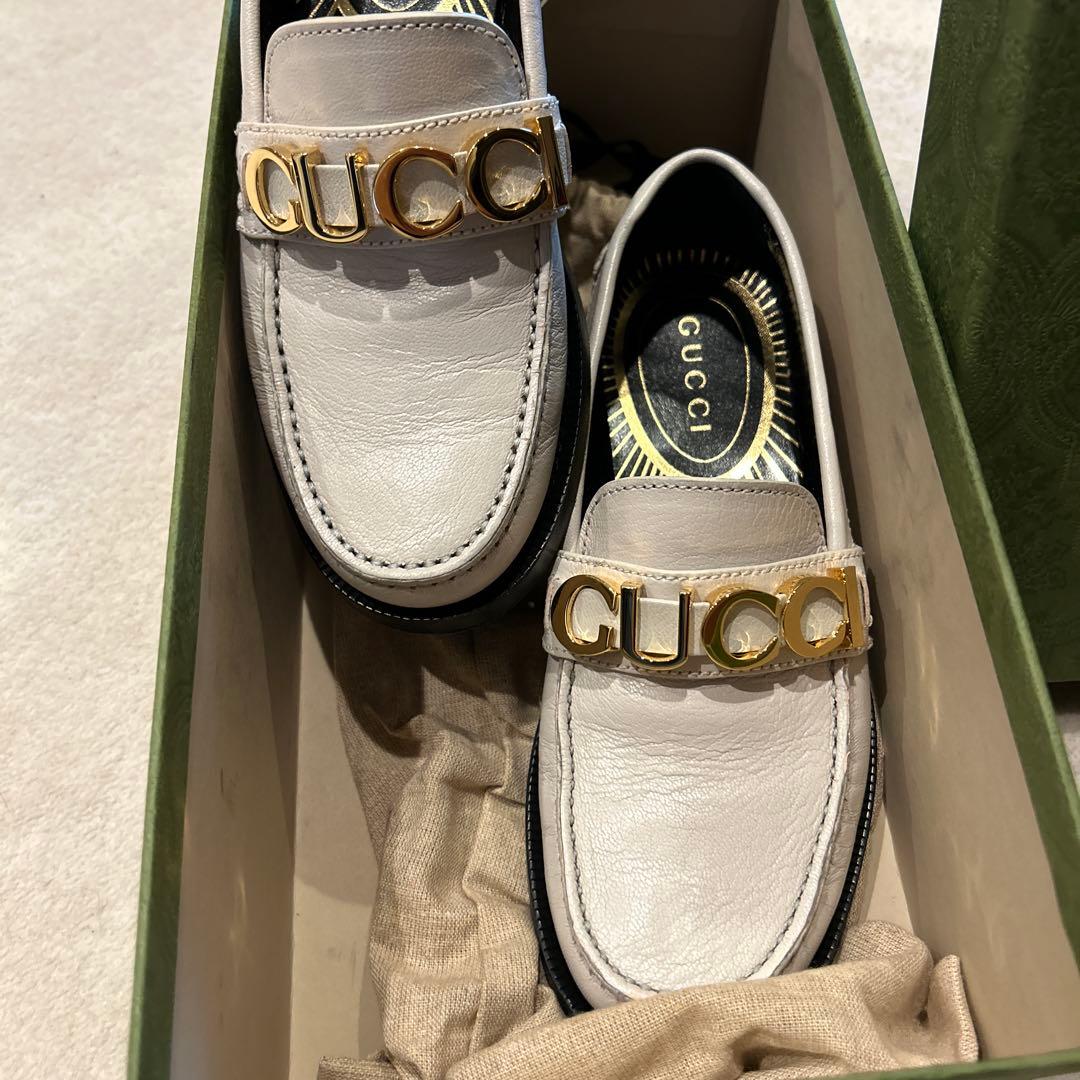 GUCCI ホワイト ローファー ゴールドロゴ