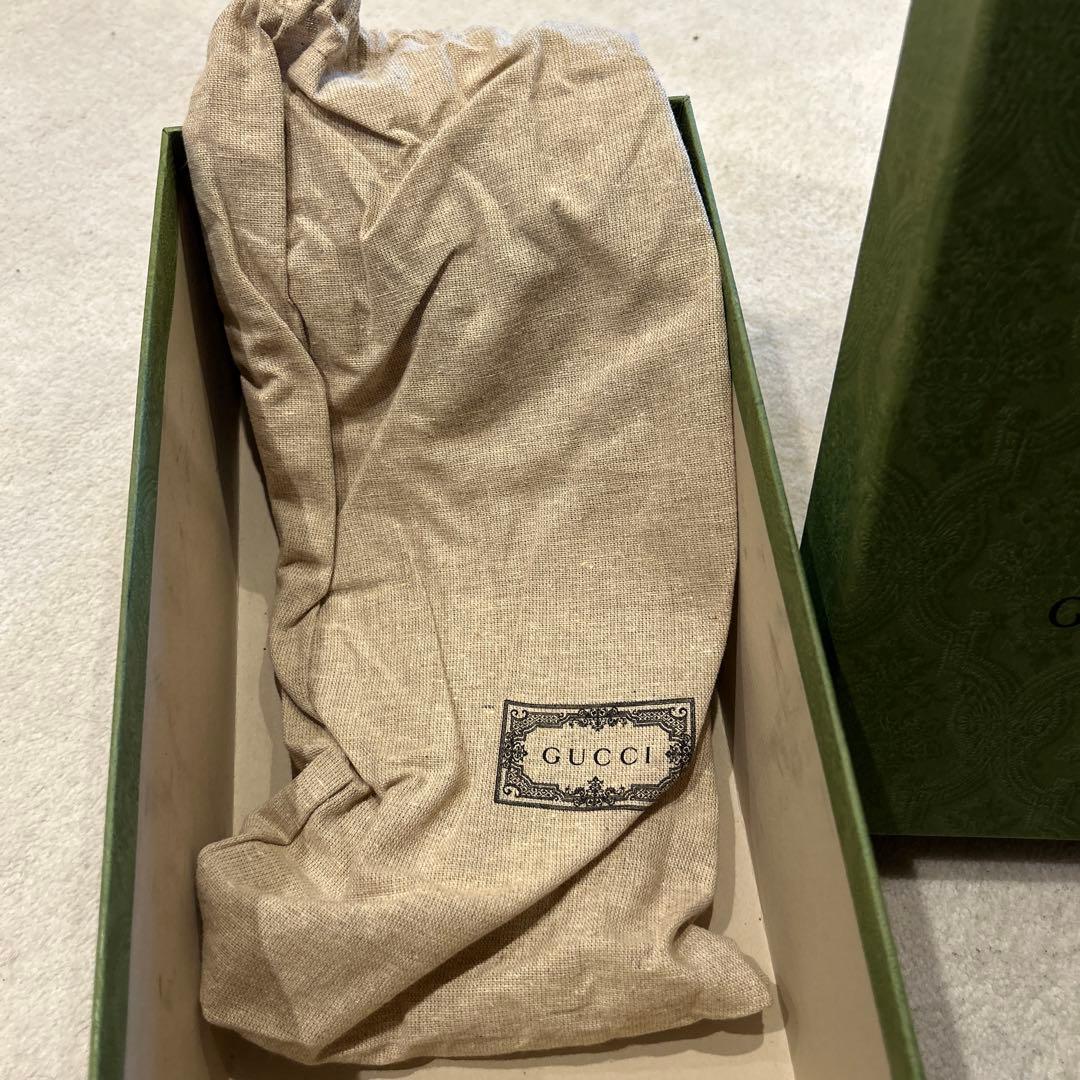 GUCCI ホワイト ローファー ゴールドロゴ