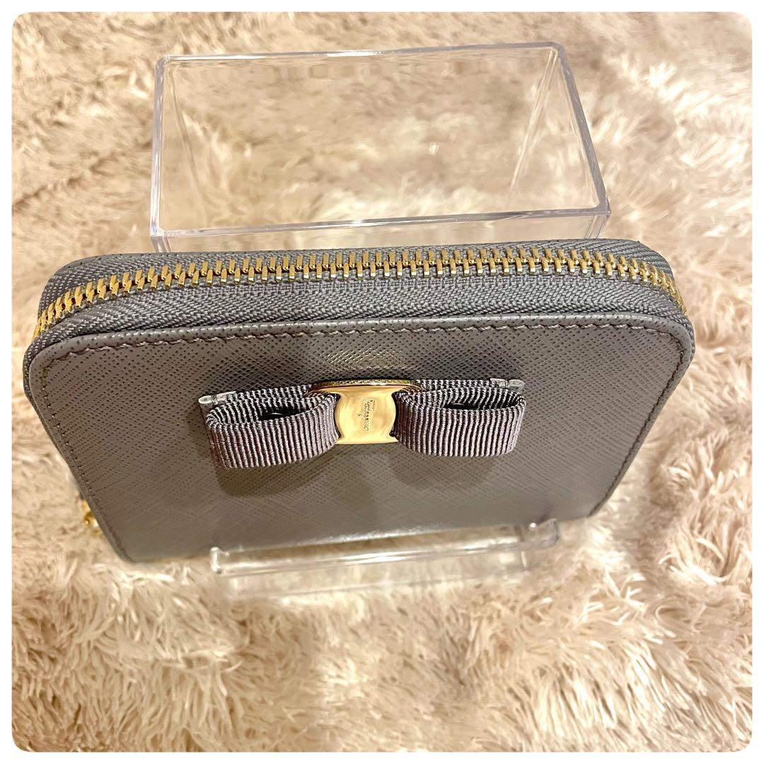 ほぼ未使用✨　フェラガモ ヴァラ レザー ラウンドジップ 小銭入れ ケース