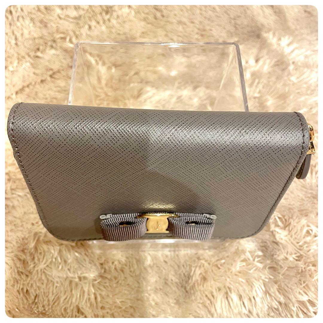 ほぼ未使用✨　フェラガモ ヴァラ レザー ラウンドジップ 小銭入れ ケース