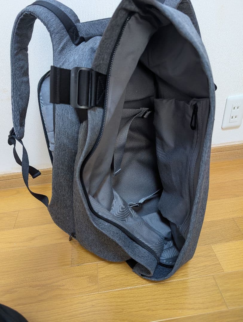 グレー バックパック 調整可能ショルダー