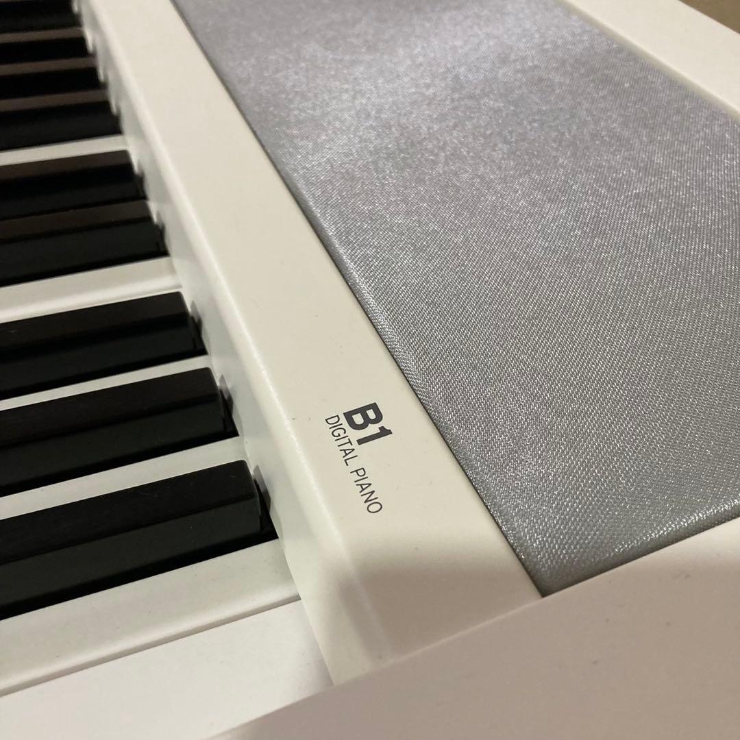 KORG デジタルピアノ B1 ホワイト 88鍵盤 スタンド　譜面台　ペダル付き