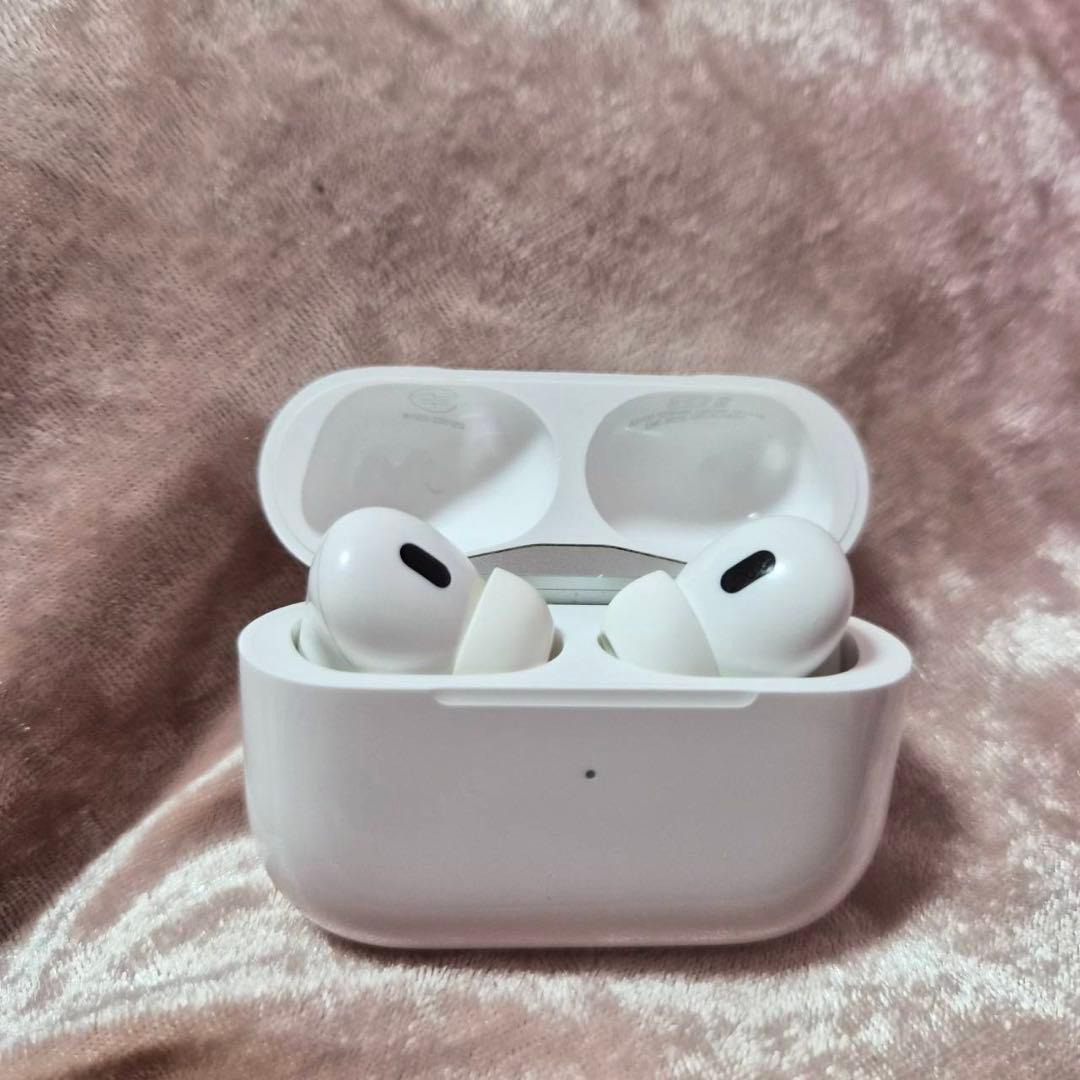 AirPods Pro第2世代のホワイトワイヤレスイヤホン、充電ケース付き。