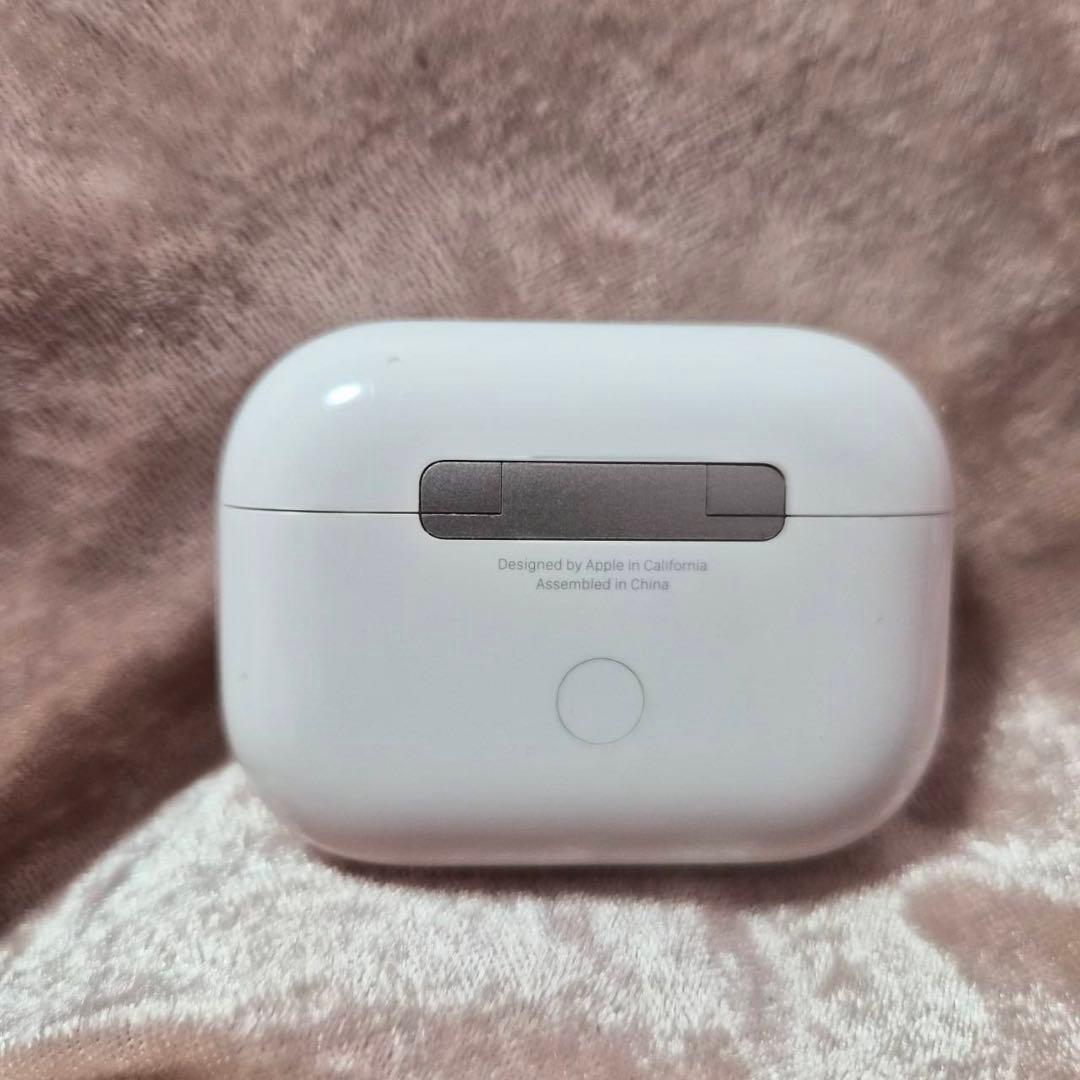 AirPods Pro第2世代のホワイトワイヤレスイヤホン、充電ケース付き。