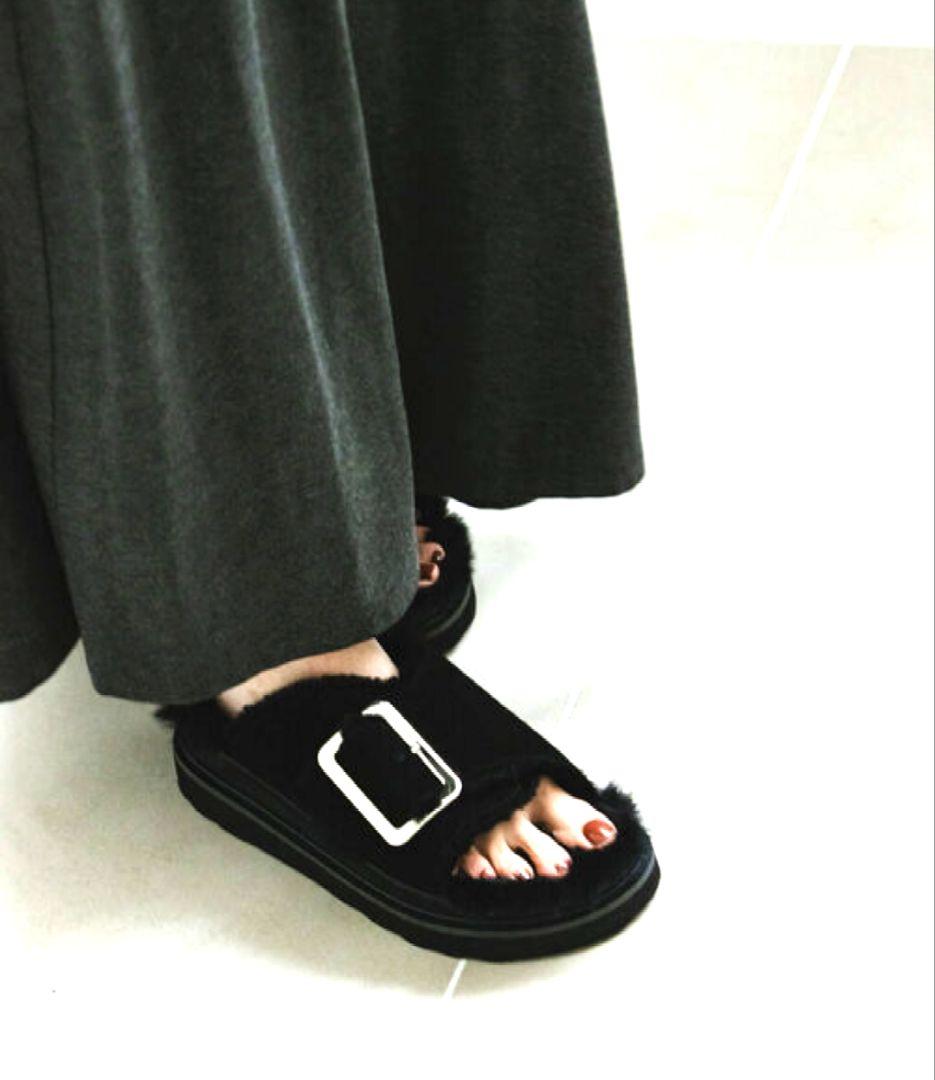 ✨MOHI✨　ブラックファーサンダル　ビッグベルト　37