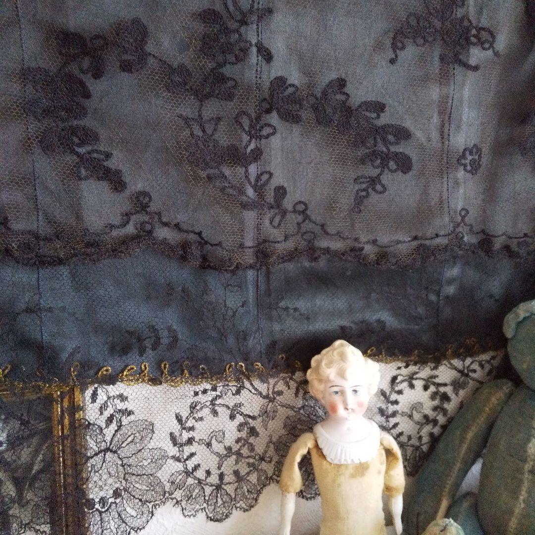 深まってゆく秋のためのミニカーテン アンティークブラックレースで ブライスにも