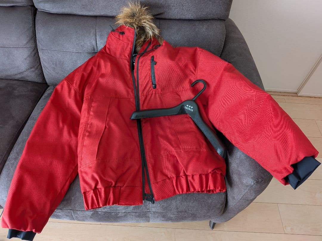 さくら: TATRAS BARAT 赤 ダウンジャケット（ハンガー付き）