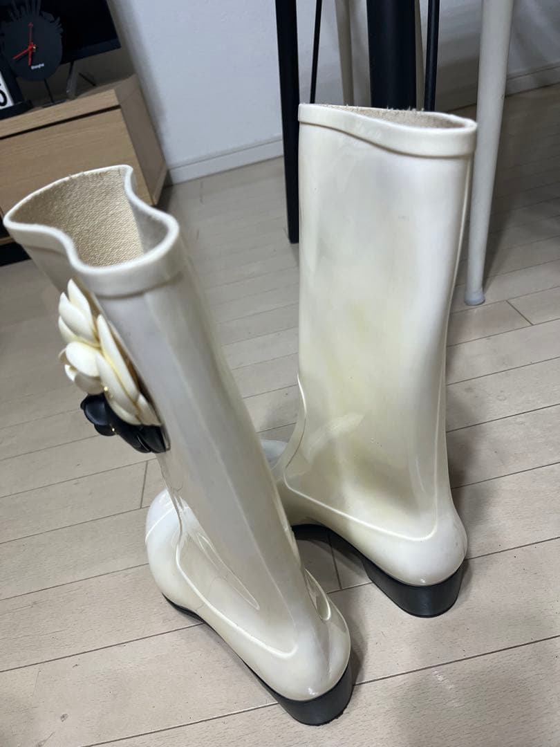 CHANELホワイト カメリアレインブーツ 花モチーフ