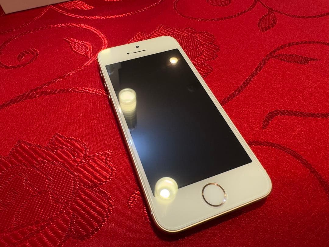 【極極美品】Apple iPhone SE MLXN2VC/A 海外モデル