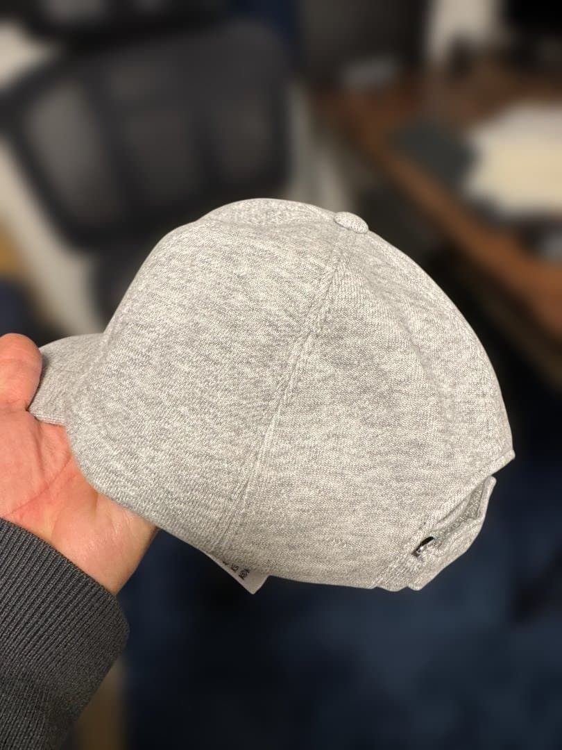 MONCLER グレーキャップ ロゴ入り　男女使用可