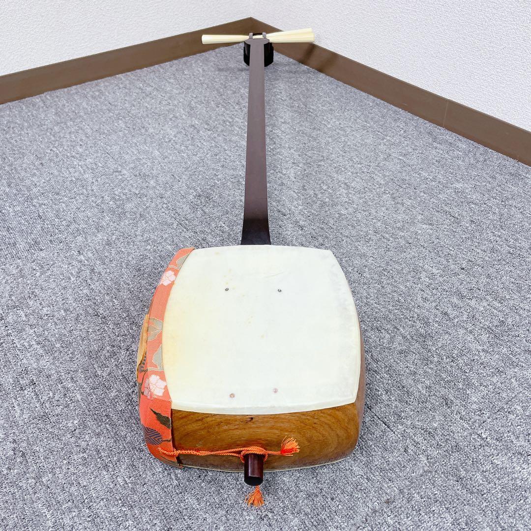 三味線 佳四郎 在銘 トチ入り紅木 金細 綾杉彫り胴 細棹 1本溝 桐箱 和楽器