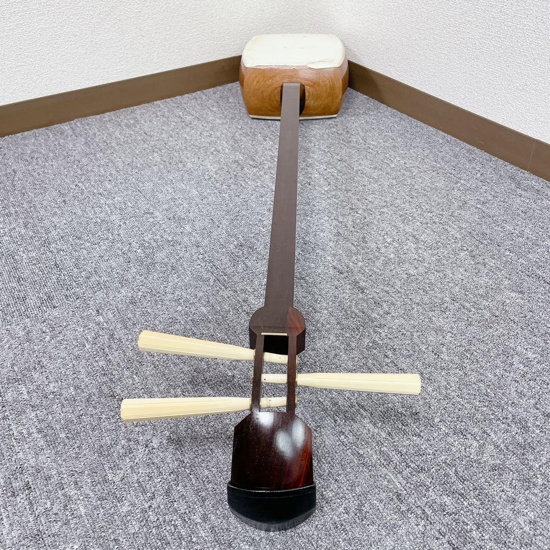 三味線 佳四郎 在銘 トチ入り紅木 金細 綾杉彫り胴 細棹 1本溝 桐箱 和楽器