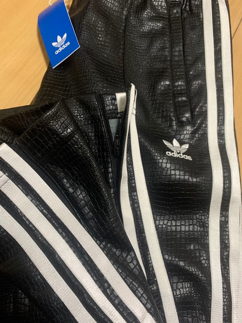 新品★アディダス オリジナルス★プレミアフェイクレザーパンツ★L★IY2913