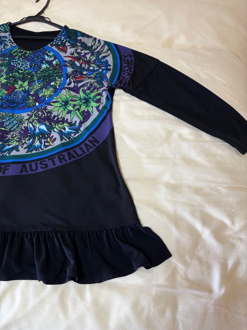 『未使用に近い』⭐️トクコプルミエヴォル⭐️黒地に前中央に丸いお花の柄チュニック❣️