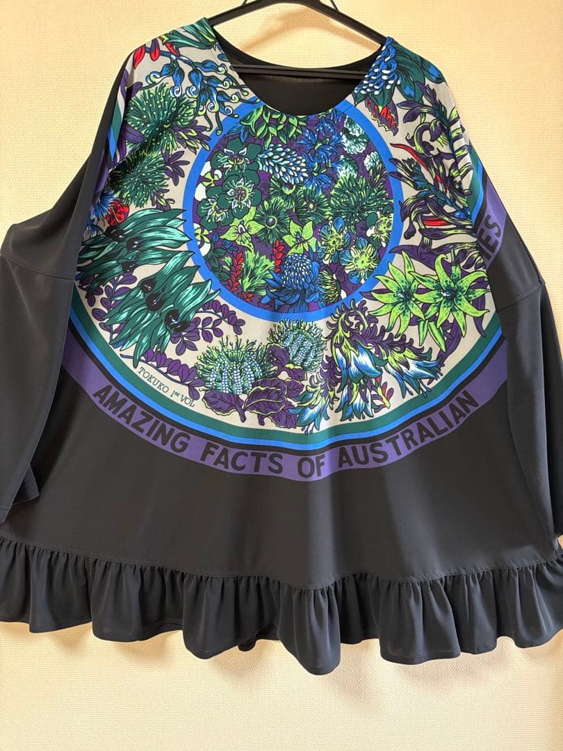 『未使用に近い』⭐️トクコプルミエヴォル⭐️黒地に前中央に丸いお花の柄チュニック❣️