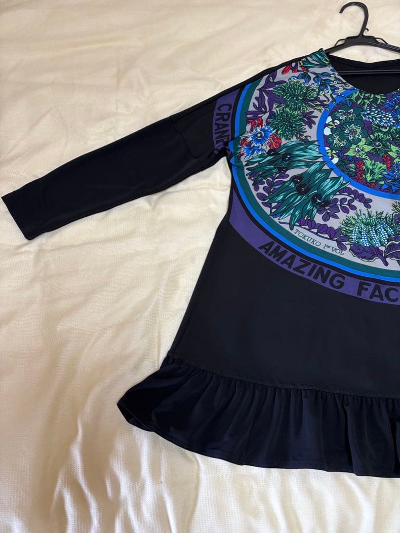 『未使用に近い』⭐️トクコプルミエヴォル⭐️黒地に前中央に丸いお花の柄チュニック❣️