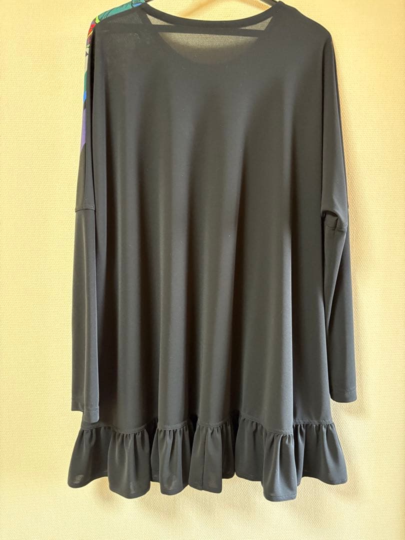 『未使用に近い』⭐️トクコプルミエヴォル⭐️黒地に前中央に丸いお花の柄チュニック❣️