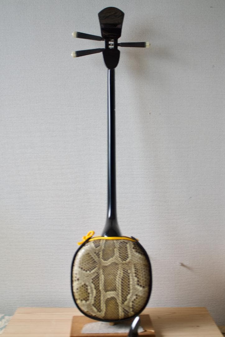 三線　沖縄　本皮強化張り 爪、ハードケース付　三味線　送料込み