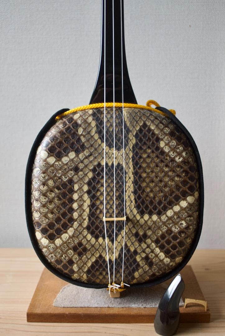 三線　沖縄　本皮強化張り 爪、ハードケース付　三味線　送料込み