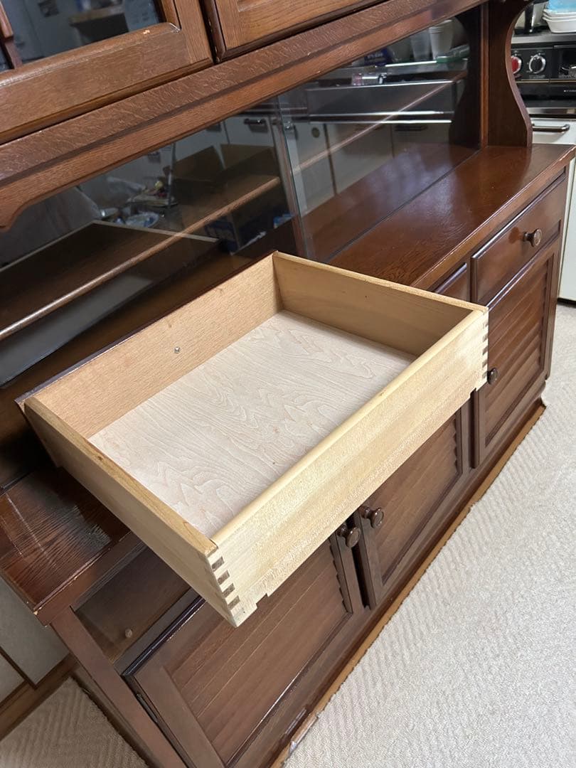 木製の食器棚　水屋　上段ガラス扉付き　下段だけ