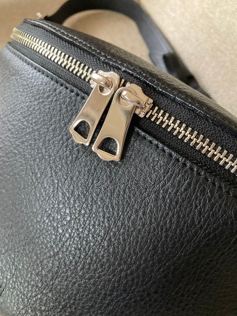 ch!iii チー　レザーボディバッグ　黒