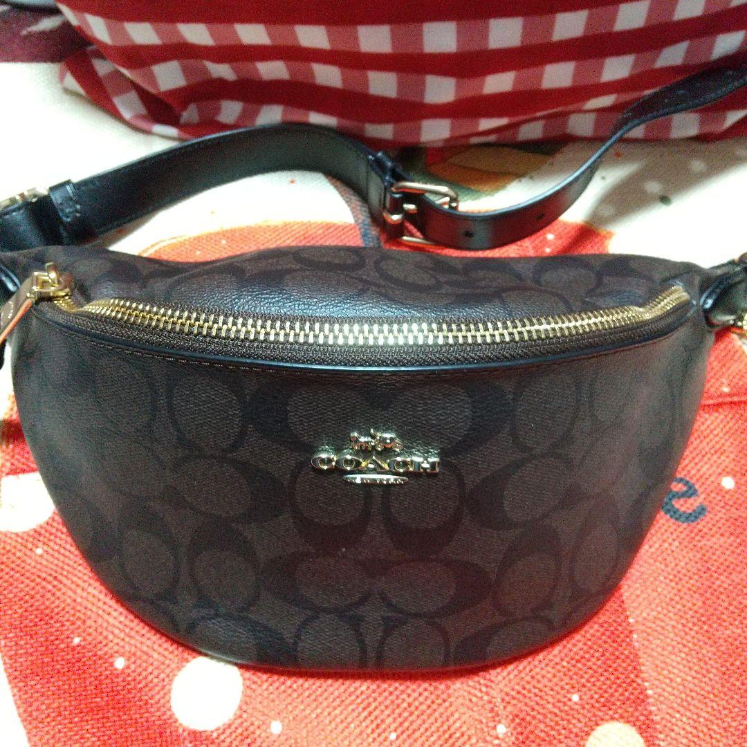 COACH ロゴ入りブラウンレザーボディバッグ